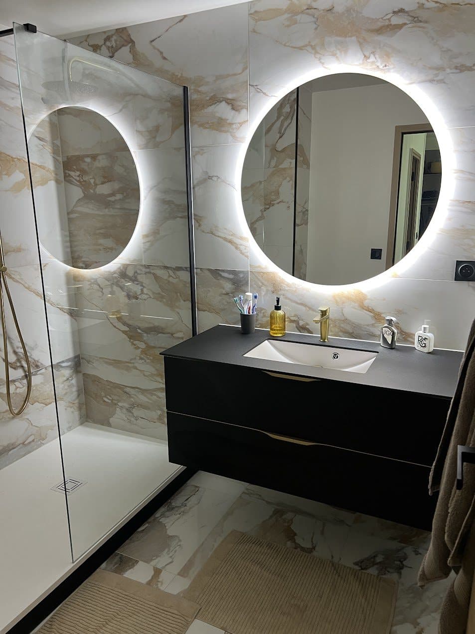 Salle de bain avec meuble et miroir LED — réalisation Fortis Rénovation à Rouen