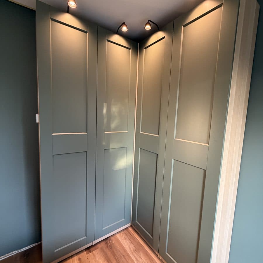 Dressing sur-mesure vert sauge — réalisation Fortis Rénovation à Rouen